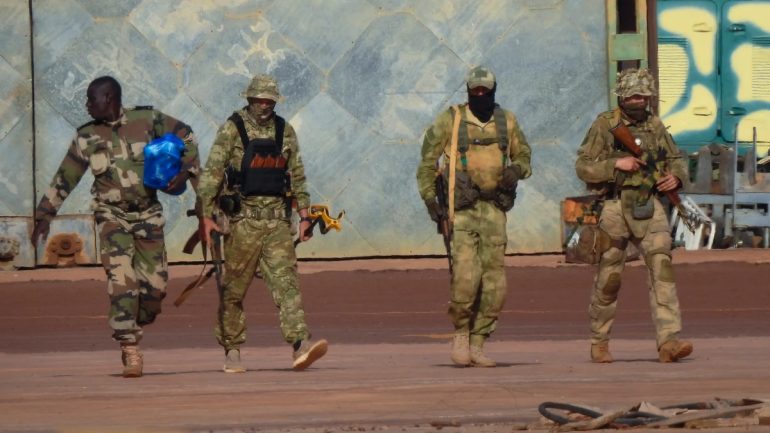 Des soldats en zone de combat, au cœur d’un rapport sur des recrutements de ressortissants africains.