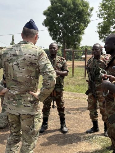 Des militaires belges et béninois lors d’une séance de travail dans le cadre de la coopération renforcée.