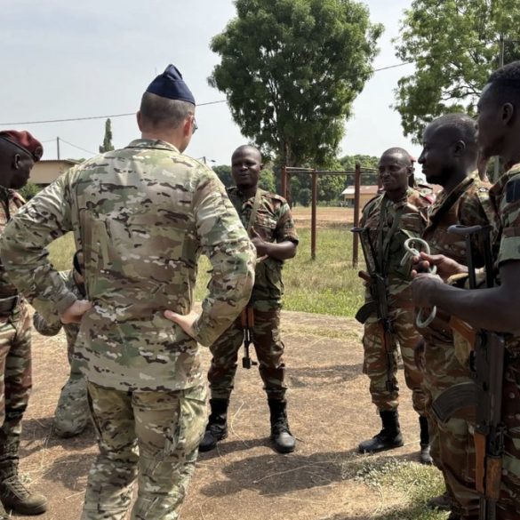 Des militaires belges et béninois lors d’une séance de travail dans le cadre de la coopération renforcée.