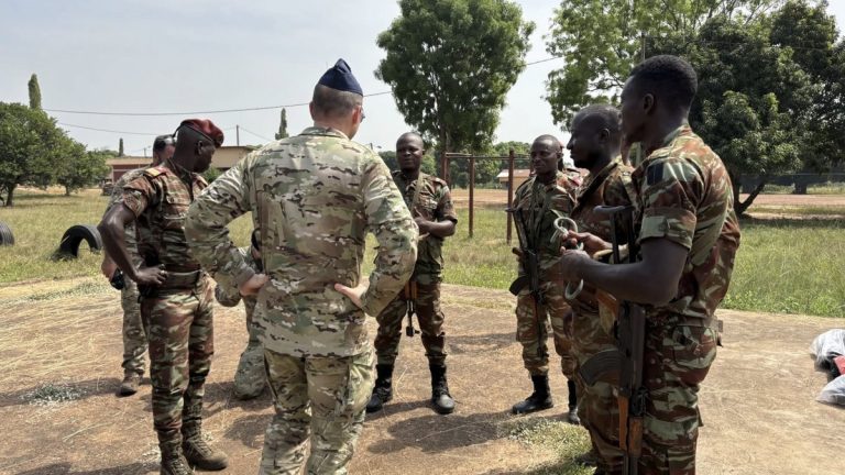 Des militaires belges et béninois lors d’une séance de travail dans le cadre de la coopération renforcée.