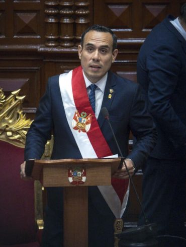 José Jerí, président par intérim du Pérou, visé par une procédure discutée au Congrès.