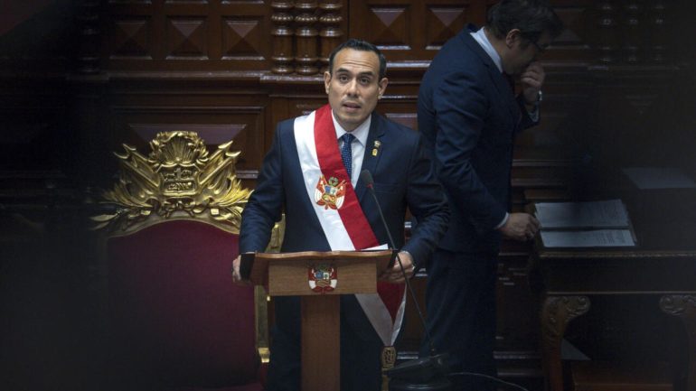 José Jerí, président par intérim du Pérou, visé par une procédure discutée au Congrès.