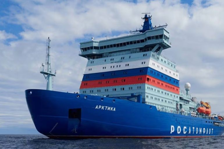 Vladimir Poutine affirme que la Russie domine le secteur des brise glaces et veut renforcer encore sa flotte.