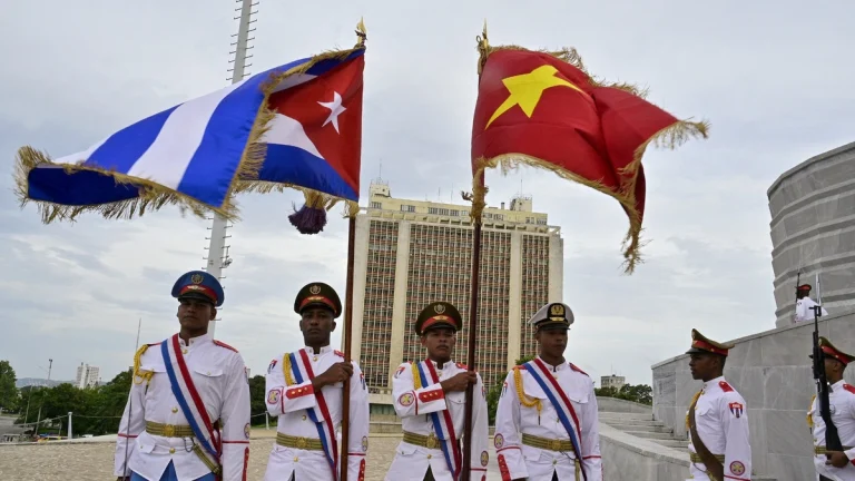 Une remise symbolique d’aide alimentaire vietnamienne à Cuba, annoncée sur les réseaux sociaux.