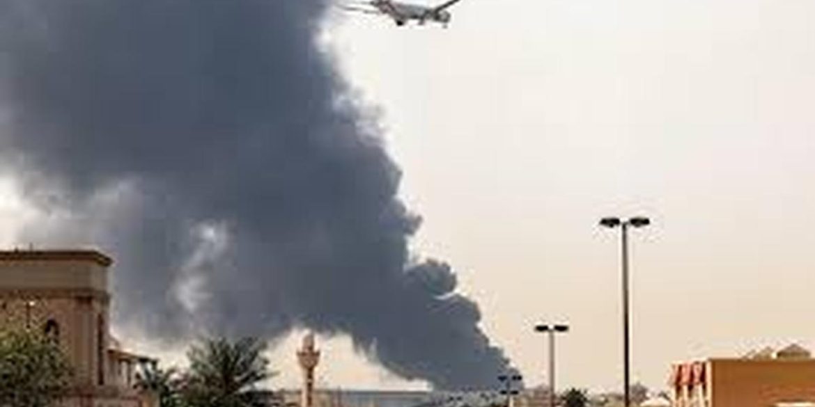 Une attaque de drone a provoqué un incendie près de l’aéroport international de Dubaï et entraîné d’importantes perturbations aériennes.