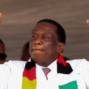 Emmerson Mnangagwa se retrouve au cœur d’une réforme très contestée qui pourrait prolonger son maintien au pouvoir jusqu’en 2030.