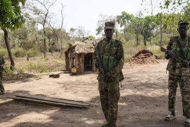 Des soldats circulent à Akobo, ville redevenue un point chaud des tensions au Soudan du Sud.