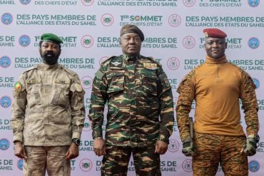 L’AES a affiché sa solidarité avec le Mali après les attaques, sans annoncer pour l’instant d’action militaire concrète.