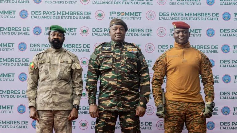 L’AES a affiché sa solidarité avec le Mali après les attaques, sans annoncer pour l’instant d’action militaire concrète.