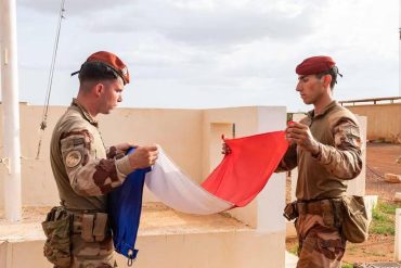 La France recommande désormais à ses ressortissants de quitter le Mali dès que possible.