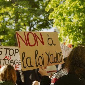 Les députés macronistes ont retiré la proposition de loi Yadan de l’ordre du jour, mais un projet gouvernemental doit reprendre le dossier fin juin.