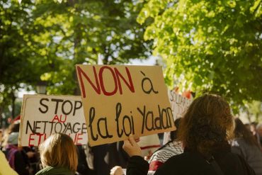 Les députés macronistes ont retiré la proposition de loi Yadan de l’ordre du jour, mais un projet gouvernemental doit reprendre le dossier fin juin.