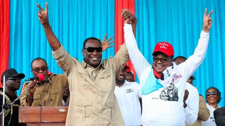 Des membres des forces de sécurité tanzaniennes déployés durant la période électorale, marquée par de fortes tensions avec l’opposition.