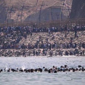 Des militaires et policiers espagnols ont été envoyés à Ceuta après l’arrivée de milliers de migrants depuis le Maroc.