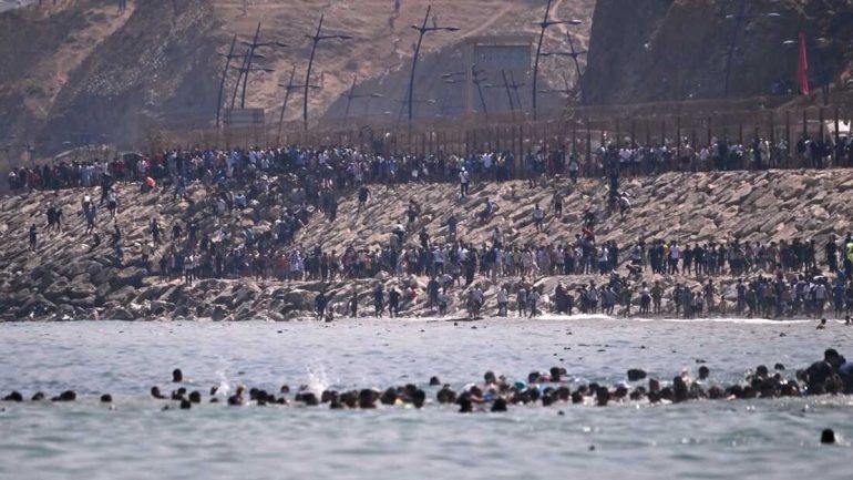 Des militaires et policiers espagnols ont été envoyés à Ceuta après l’arrivée de milliers de migrants depuis le Maroc.