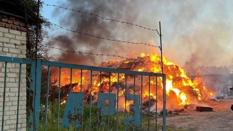 Les secours ukrainiens interviennent à Kyiv après une attaque russe massive ayant fait au moins neuf morts.