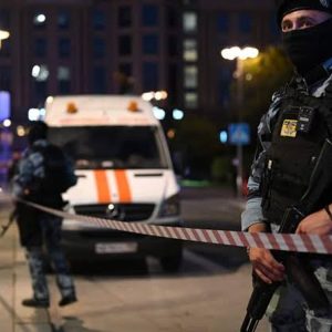 Une bombe artisanale transportée par une femme a explosé devant un restaurant du centre de Moscou, faisant trois morts et 21 blessés.