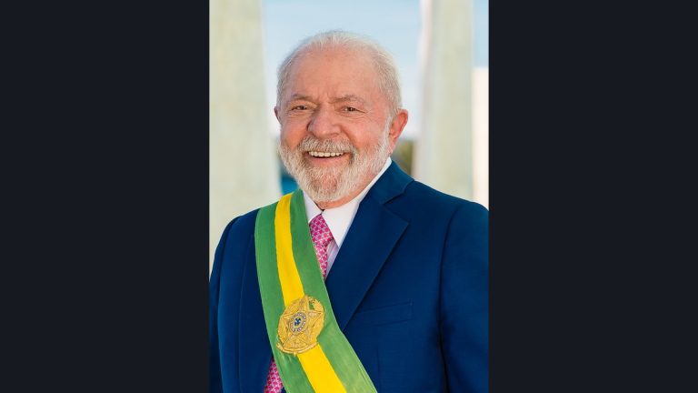 Lula reste en tête face à Flávio Bolsonaro, mais son avance se réduit.