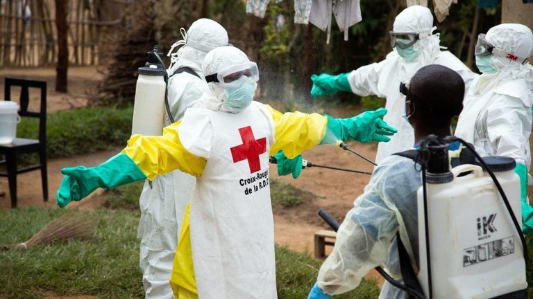 Des soignants interviennent dans un centre de traitement Ebola en République démocratique du Congo.