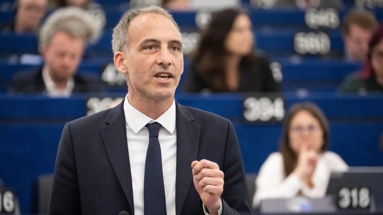 France 2027 : Raphaël Glucksmann se lance pour l’Élysée