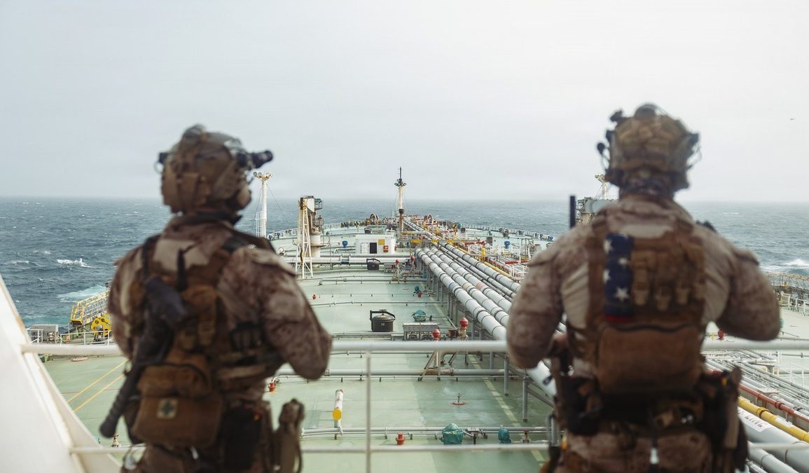 Des militaires américains à bord du M/T Wen Yao dans le golfe d’Oman