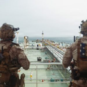 Des militaires américains à bord du M/T Wen Yao dans le golfe d’Oman