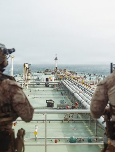 Des militaires américains à bord du M/T Wen Yao dans le golfe d’Oman