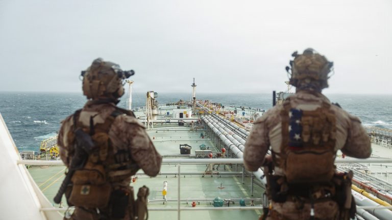 Des militaires américains à bord du M/T Wen Yao dans le golfe d’Oman
