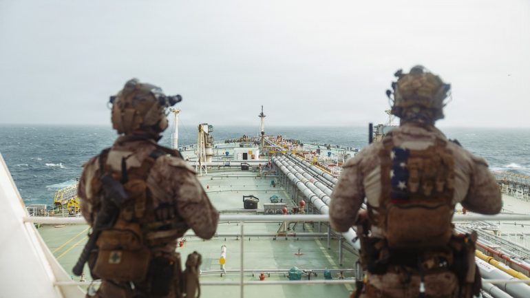 Des militaires américains à bord du M/T Wen Yao dans le golfe d’Oman
