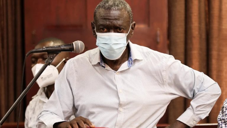 Kizza Besigye évacué après s’être effondré pendant son procès pour trahison à Kampala.