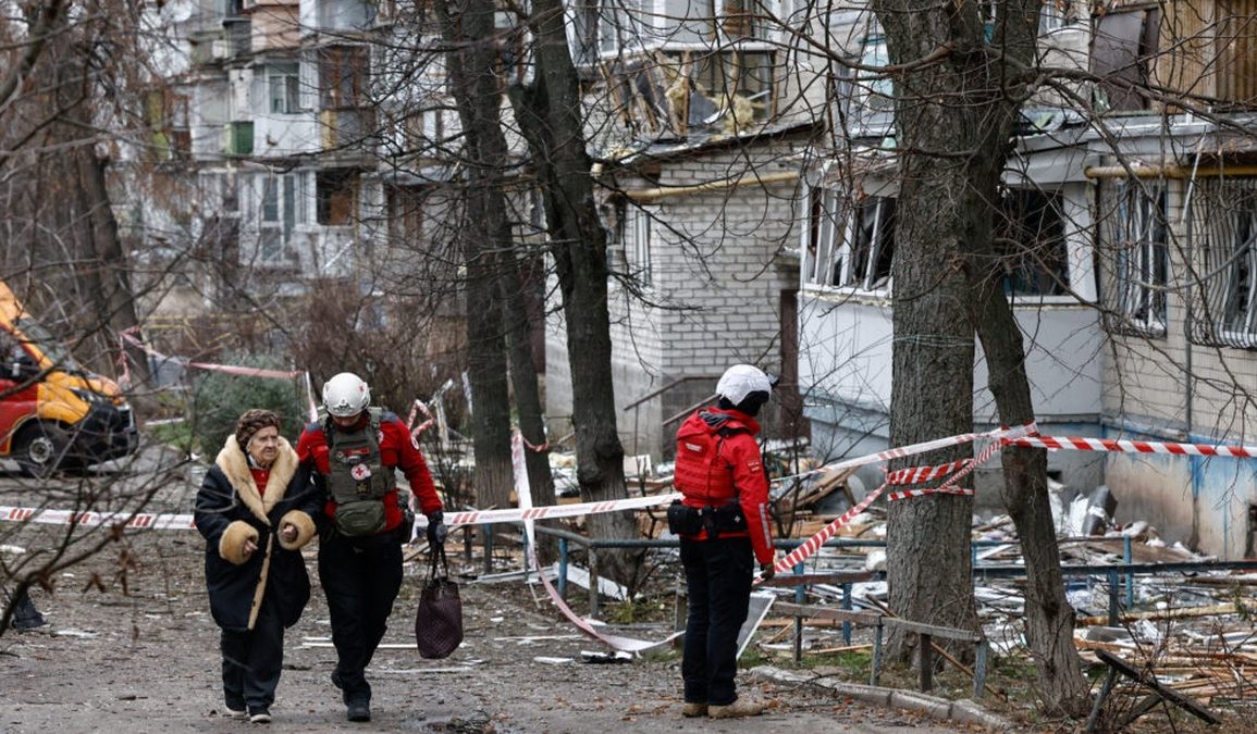 Les secours interviennent à Kyiv après une nouvelle attaque russe menée avec des missiles balistiques et des drones.
