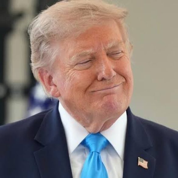 Donald Trump suspend de nouvelles frappes contre l’Iran et affirme que les contours d’un accord de paix ont été définis.