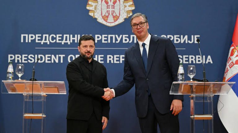 Volodymyr Zelensky et Aleksandar Vučić, alors que le président ukrainien effectue sa première visite officielle en Serbie.
