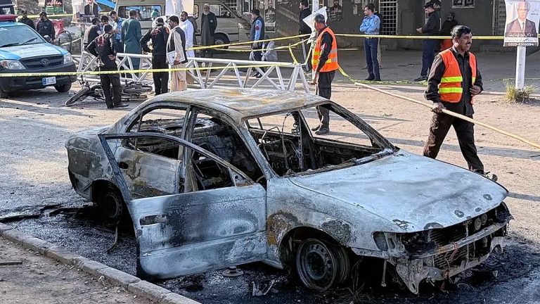 Un attentat-suicide a frappé un rassemblement pour la paix près d’un commissariat dans la vallée de Swat au Pakistan.
