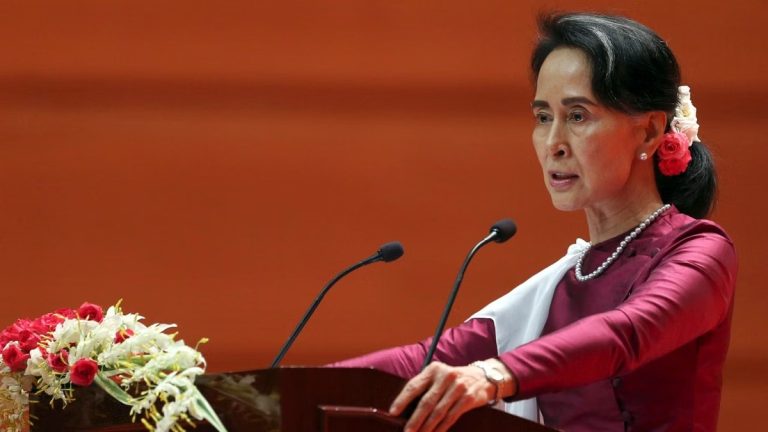 Aung San Suu Kyi rencontre le représentant du Comité international de la Croix-Rouge à Naypyidaw.