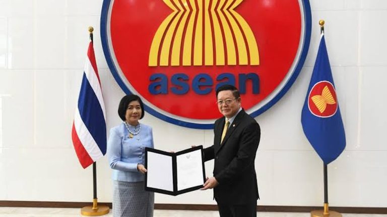 Le Premier ministre thaïlandais Anutin Charnvirakul défend une reprise progressive du dialogue entre l’ASEAN et les autorités birmanes.
