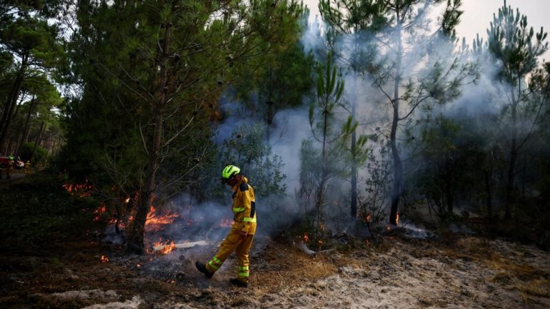 Les incendies géants en France ravivent le débat sur les moyens humains et matériels de la sécurité civile.