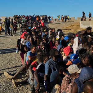 Des voyageurs dans un aéroport espagnol, alors que Madrid rétablit temporairement des contrôles pour les arrivées en provenance d’Italie.