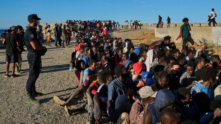Des voyageurs dans un aéroport espagnol, alors que Madrid rétablit temporairement des contrôles pour les arrivées en provenance d’Italie.