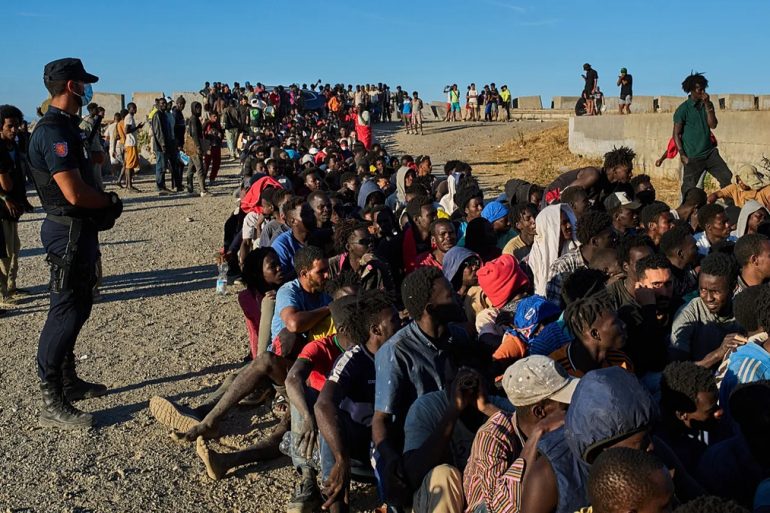 Des voyageurs dans un aéroport espagnol, alors que Madrid rétablit temporairement des contrôles pour les arrivées en provenance d’Italie.