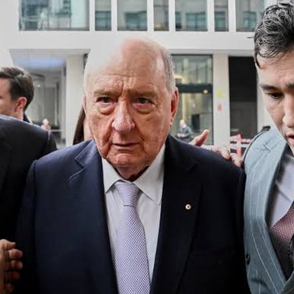 Alan Jones arrive au tribunal de Sydney pour l’ouverture de son procès très médiatisé.