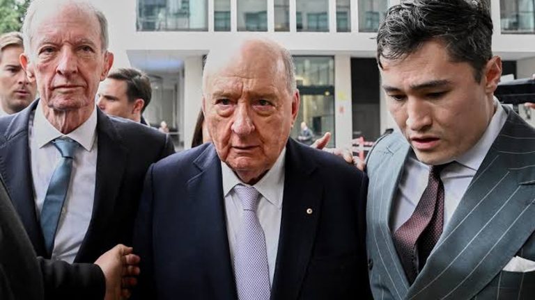 Alan Jones arrive au tribunal de Sydney pour l’ouverture de son procès très médiatisé.