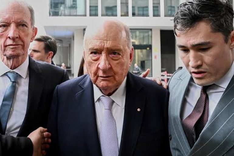 Alan Jones arrive au tribunal de Sydney pour l’ouverture de son procès très médiatisé.