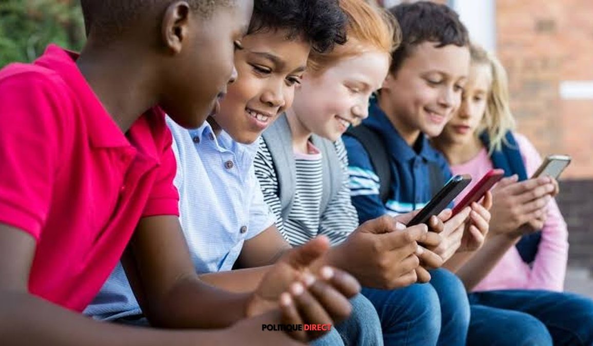 La protection des mineurs sur les réseaux sociaux oblige les pouvoirs publics à rechercher un équilibre avec la liberté d’expression et la vie privée.