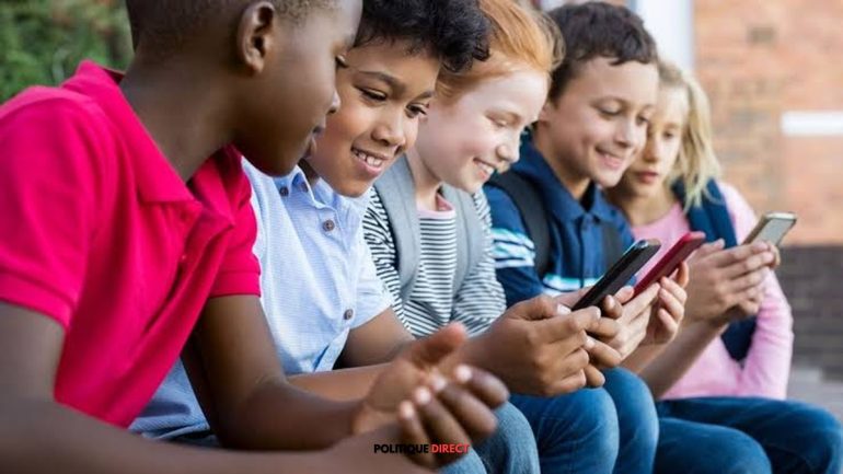 La protection des mineurs sur les réseaux sociaux oblige les pouvoirs publics à rechercher un équilibre avec la liberté d’expression et la vie privée.