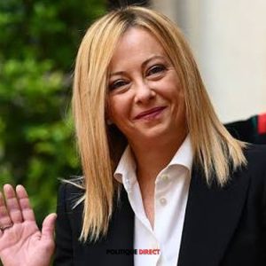 Giorgia Meloni privilégie désormais des tenues plus claires et institutionnelles lors de ses apparitions publiques.
