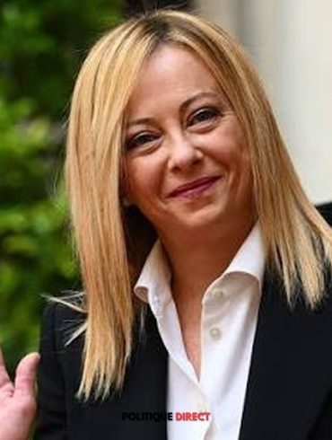 Giorgia Meloni privilégie désormais des tenues plus claires et institutionnelles lors de ses apparitions publiques.