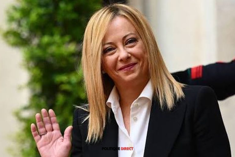 Giorgia Meloni privilégie désormais des tenues plus claires et institutionnelles lors de ses apparitions publiques.