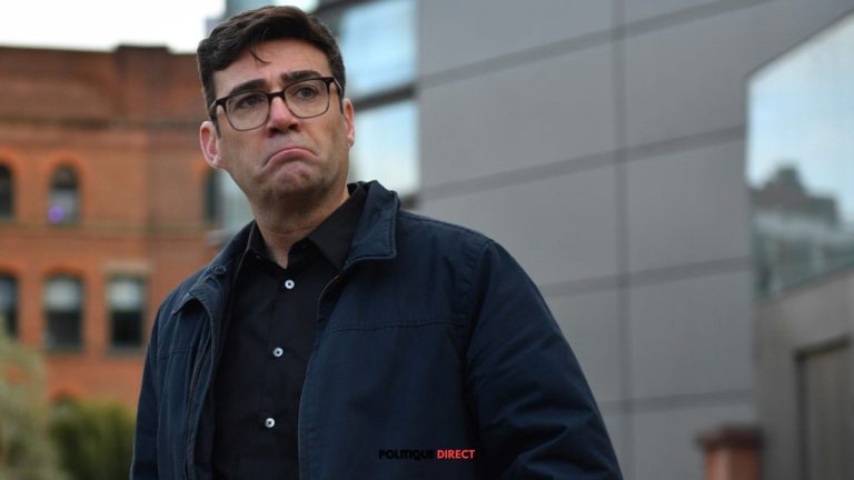 Andy Burnham développe une stratégie de communication largement tournée vers TikTok, les vidéos courtes et les podcasts.