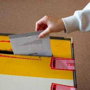 Bulletin déposé dans une urne électorale